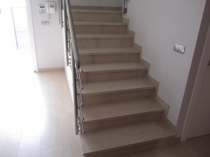 escaleras-peldano-top-madera-porcelanico-haya