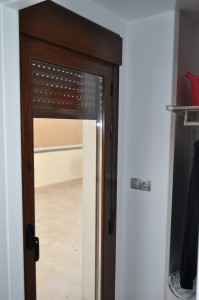 Ventana balconera en aluminio color teka